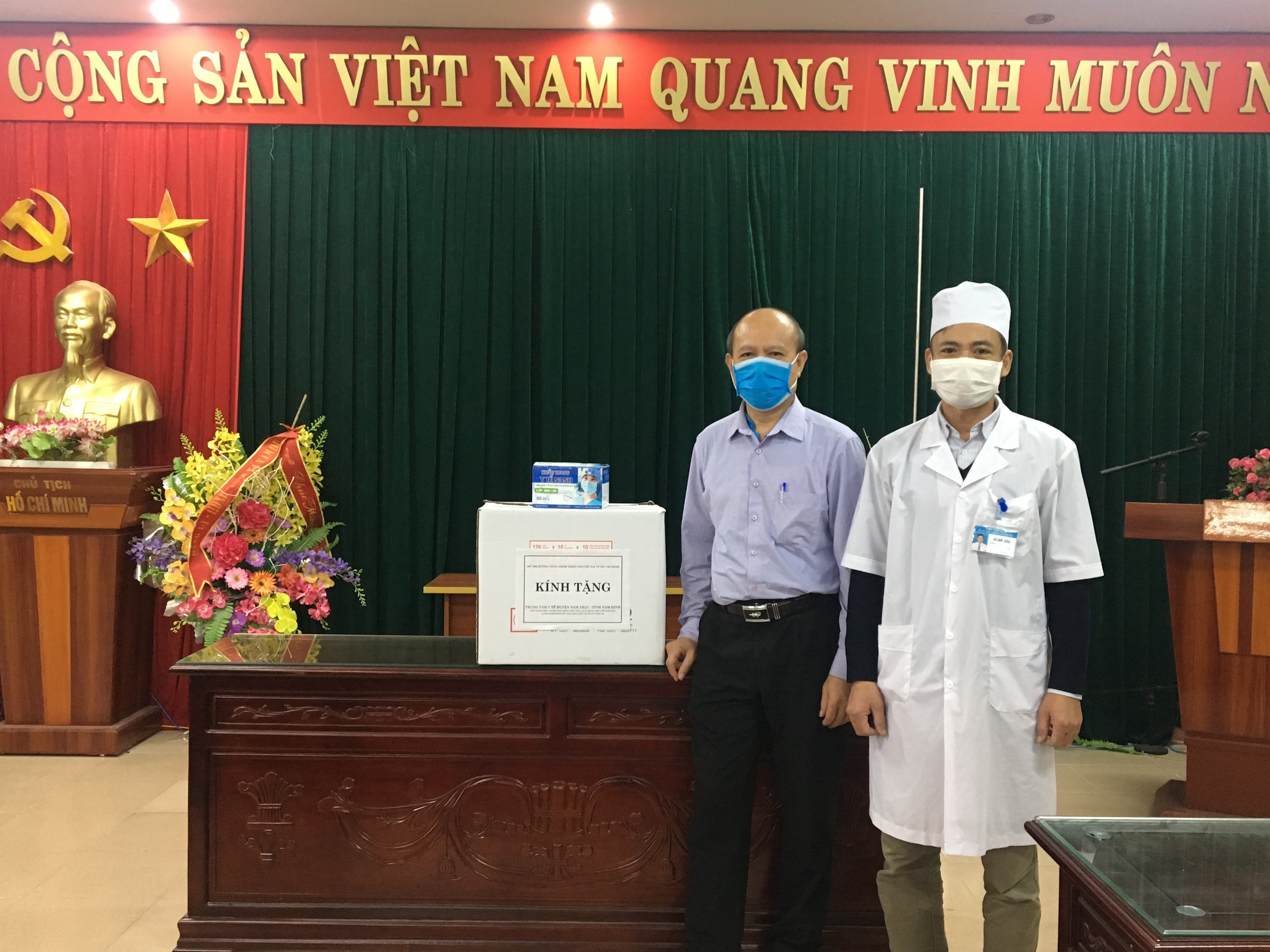 Nhóm thiện nguyện tặng khẩu trang tại trung tâm y tế 