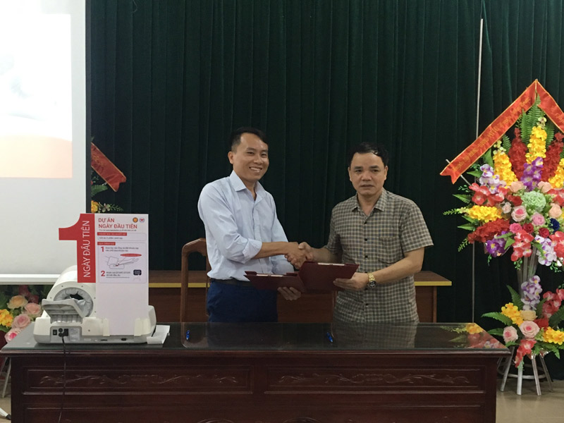 Trao tặng máy đo huyết áp điện tử 